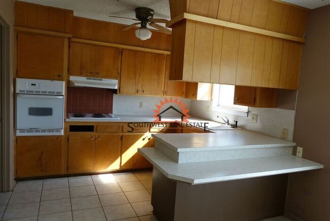 Building Photo - Spacious 3 bedroom 2 bathroom home.