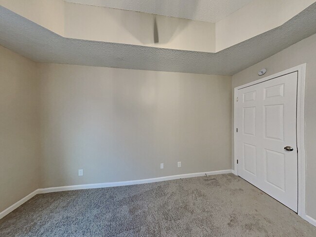 Building Photo - 215 Shamrock Way