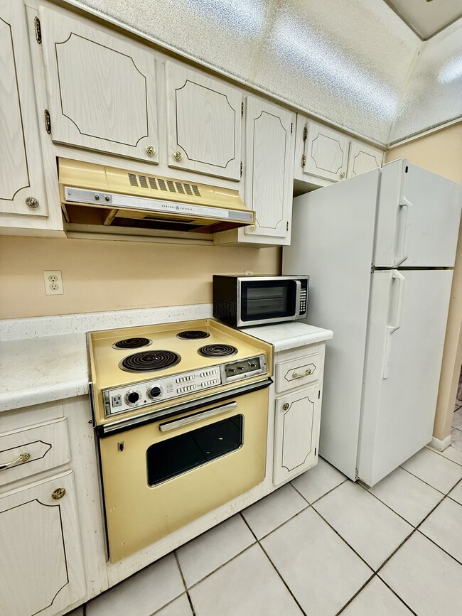 Building Photo - 1235 S Highland Ave