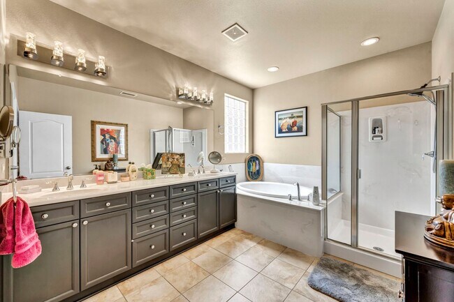 Building Photo - FULLY FURNISHED home with all utilities included and flexible lease options available.