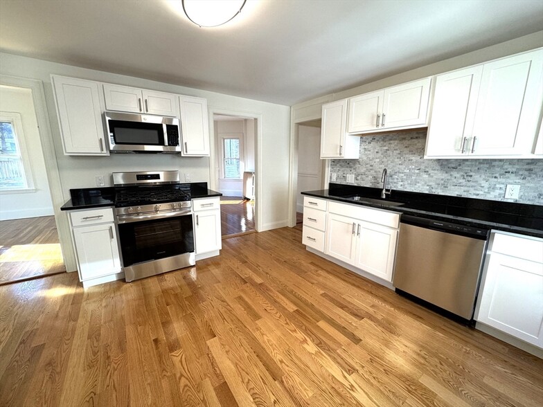 Primary Photo - 11 E Milton Rd