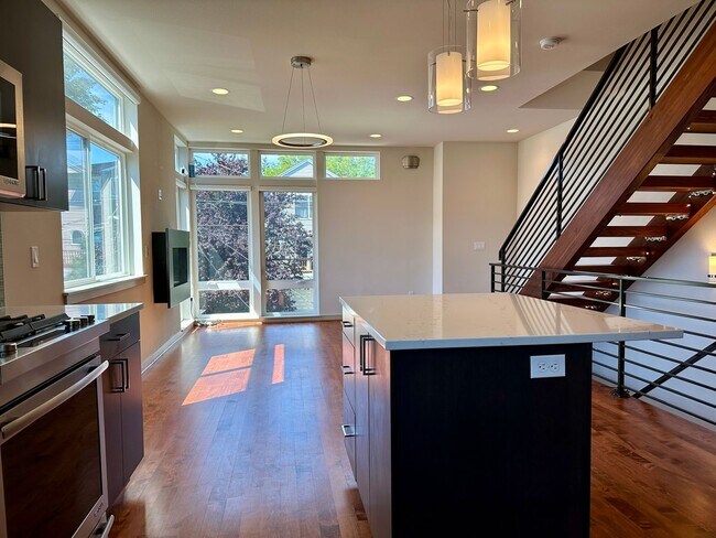 Building Photo - Gorgeous Greenlake Townhouse with Parking