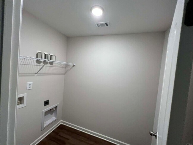 Building Photo - 750 Park Ln