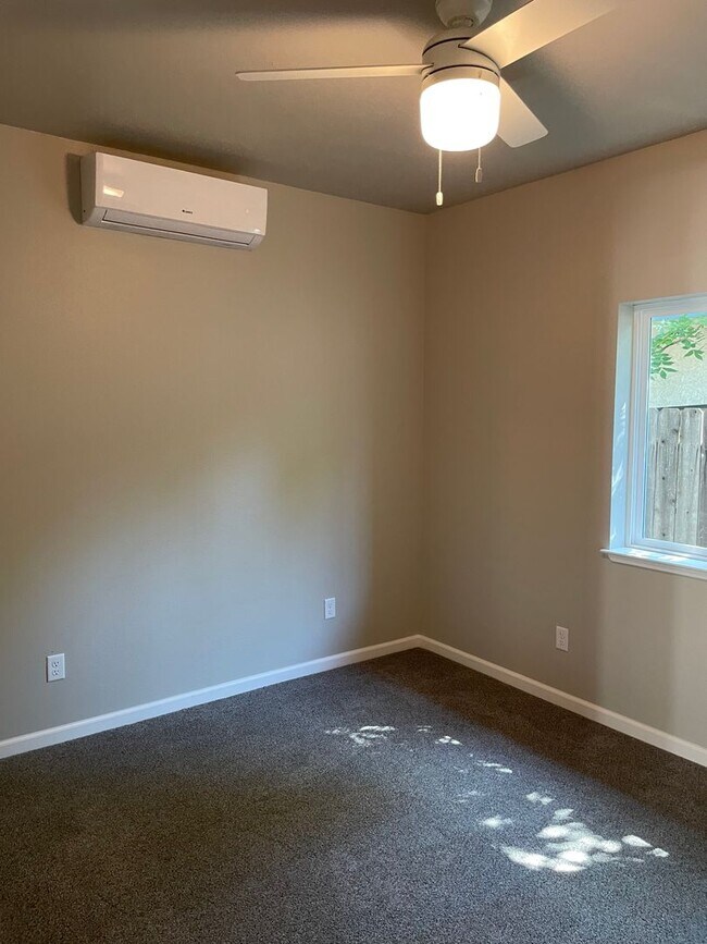 Building Photo - 485 E 6th St