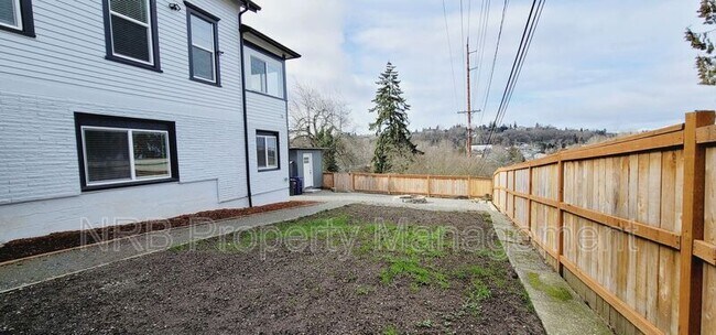 Building Photo - 3216 E Roosevelt Ave