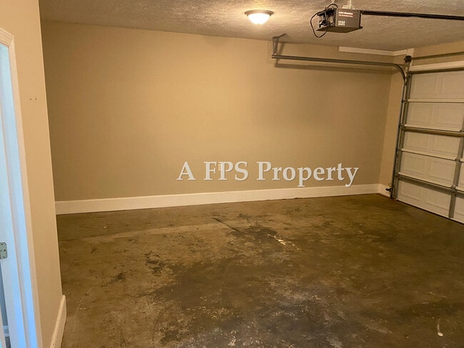 Building Photo - 184 Pine St SW