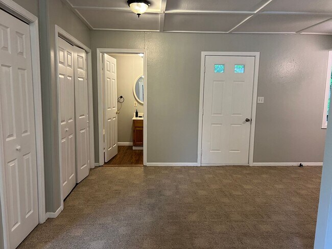 Building Photo - 1 BED 1 BATH PRIVATE RETREAT!
