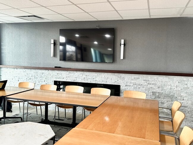 Building Photo - 2020 N Lincoln Park W