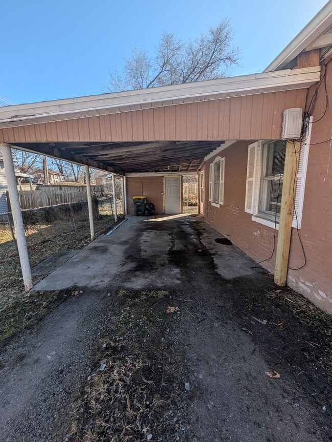 Building Photo - 2 Bedroom House