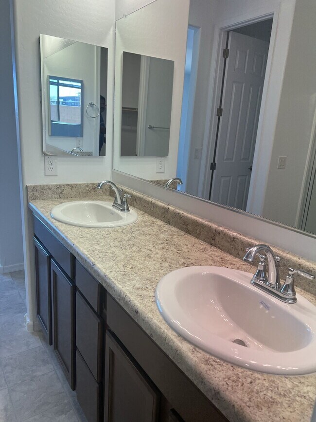 Building Photo - 4 BEDROOM RENTAL WITH 3 CAR GARAGE IN LOS PORTALES CASA GRANDE ARIZONA
