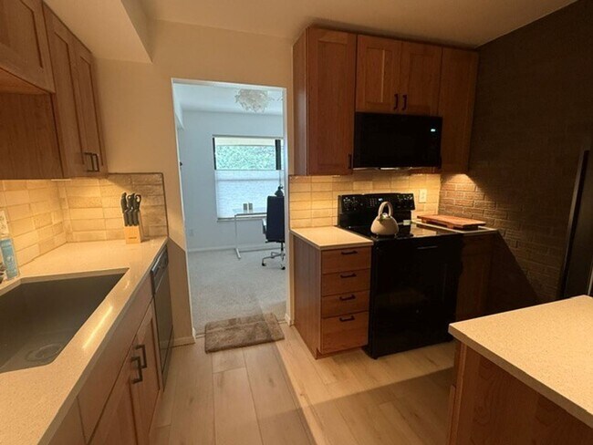 Building Photo - Semester leases available-Quality Fully Furnished Apartment, All-Inclusive, Flexible Terms, Near ...