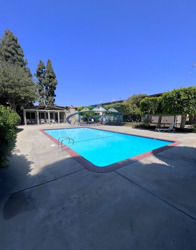 Building Photo - Charming Studio in Gated Community