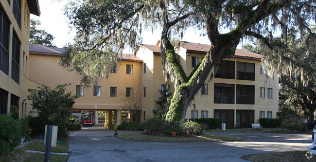 Building Photo - The Oaks Apartments