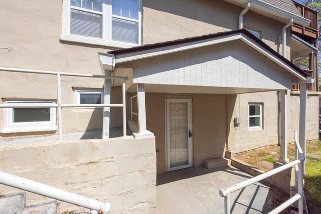 Building Photo - 611 S 14th St