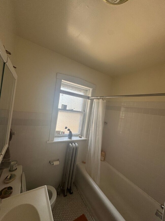 Building Photo - Lovely and Very Large Ravenswood Manor 1 BR