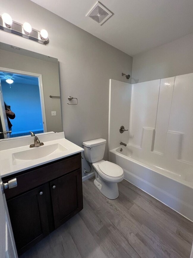 Building Photo - Newer single family house