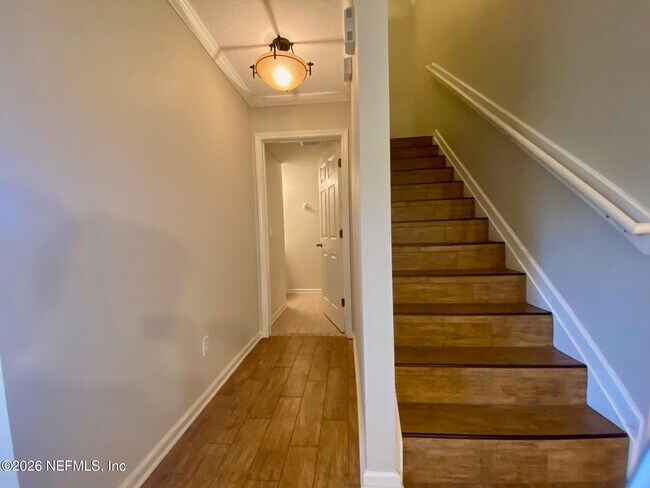 Building Photo - 1530 Vineland Cir