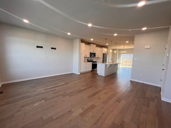 Building Photo - Move- In Ready 3 Bedroom Townhome!
