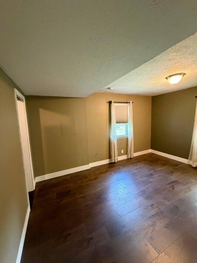 Building Photo - Secluded & Charming 3BR/1BA in Lansing — Section 8 Approved