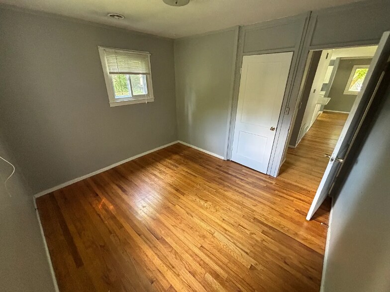 Building Photo - 305 Hunt Dr