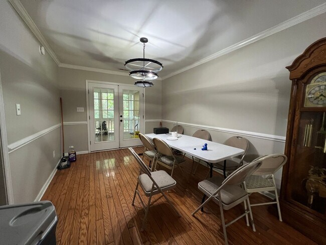 Building Photo - Charming Home in Country Club Hills – Idea...