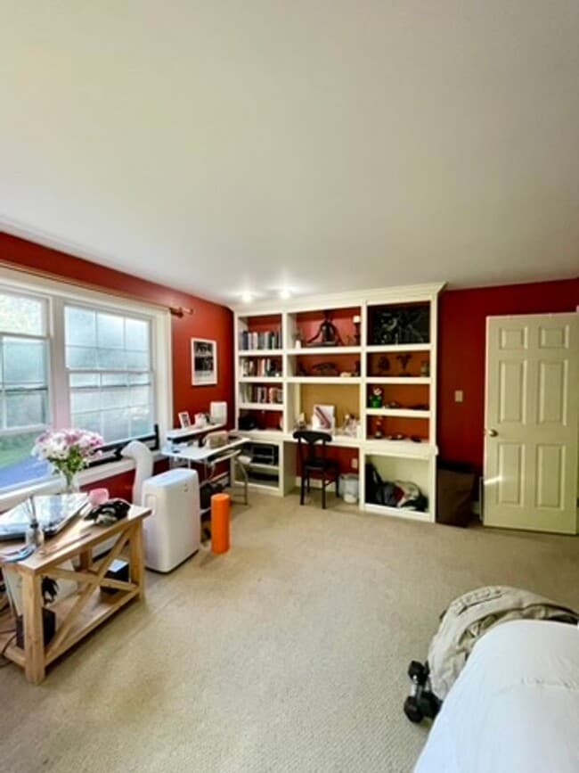 Building Photo - Sublet available now to May. Stunning 5 bedroom Falmouth Home