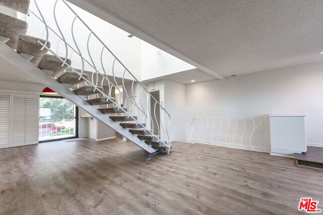 Building Photo - 1709 Cam De Villas