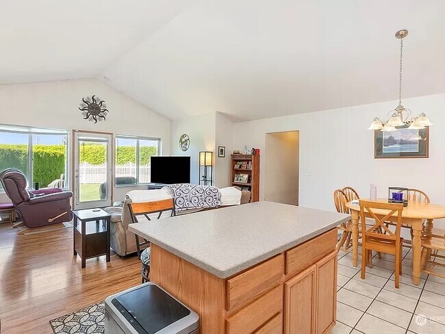 Building Photo - 2296 James Cir