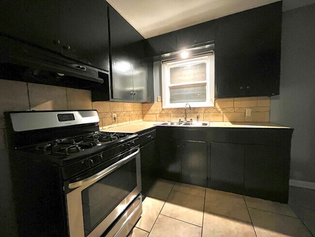 Building Photo - 2 bedroom 1 Bath Central City