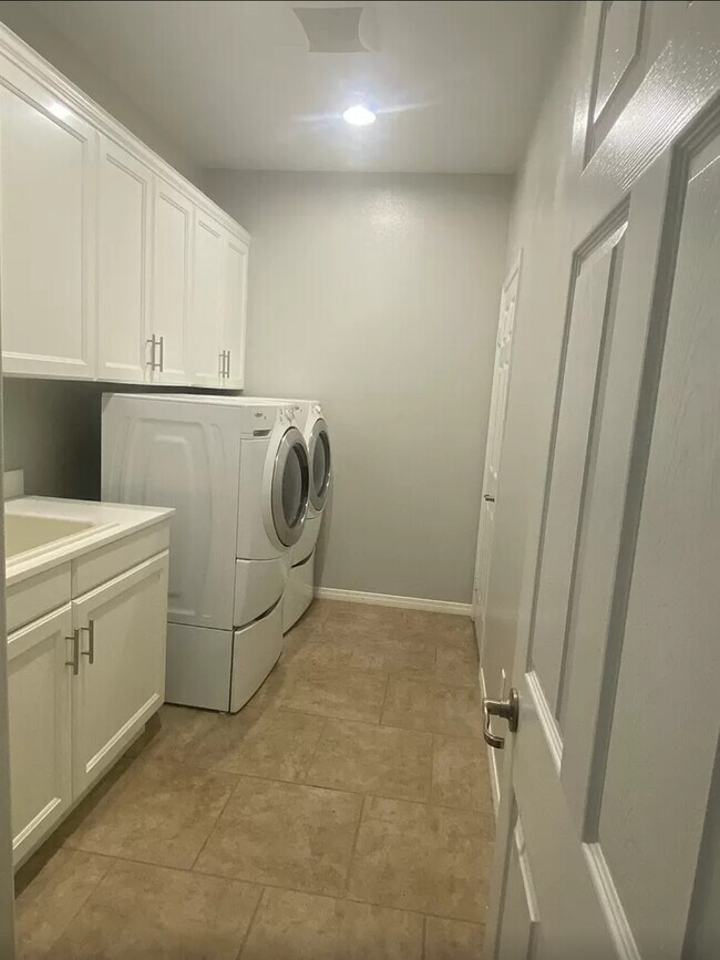 Building Photo - 26526 Craftsmen Ct