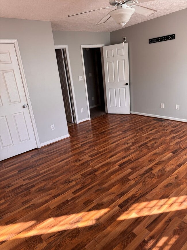 Building Photo - 3 Bedroom || 3.5 Bathroom - Townhome