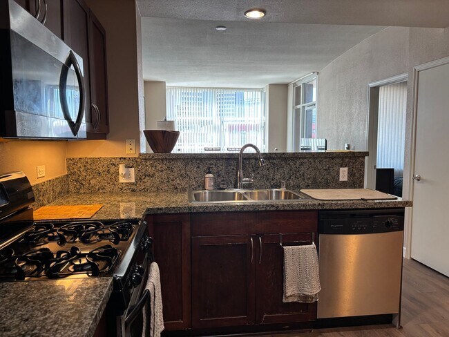 Building Photo - Modern Downtown Condo with Balcony, Pool, ...