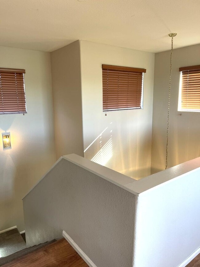 Building Photo - 985 E Saddle Way