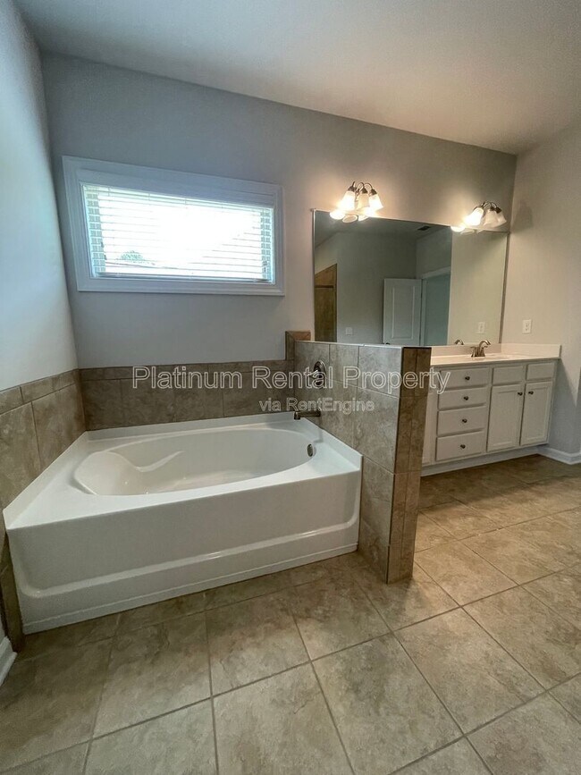 Building Photo - 1825 Dahlia Dr