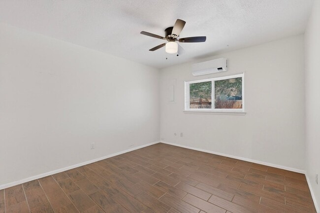 Building Photo - Close in West Side 2 bedroom 1.75/ba 1/cg