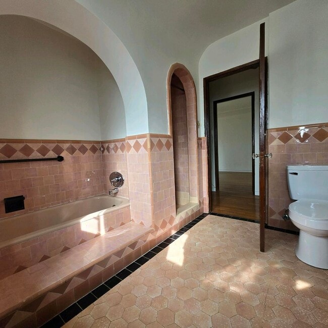 Building Photo - Large upper 2-bedroom Duplex Fairfax area