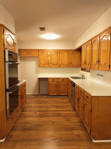 KITCHEN - 2529 HAMPTON LANE