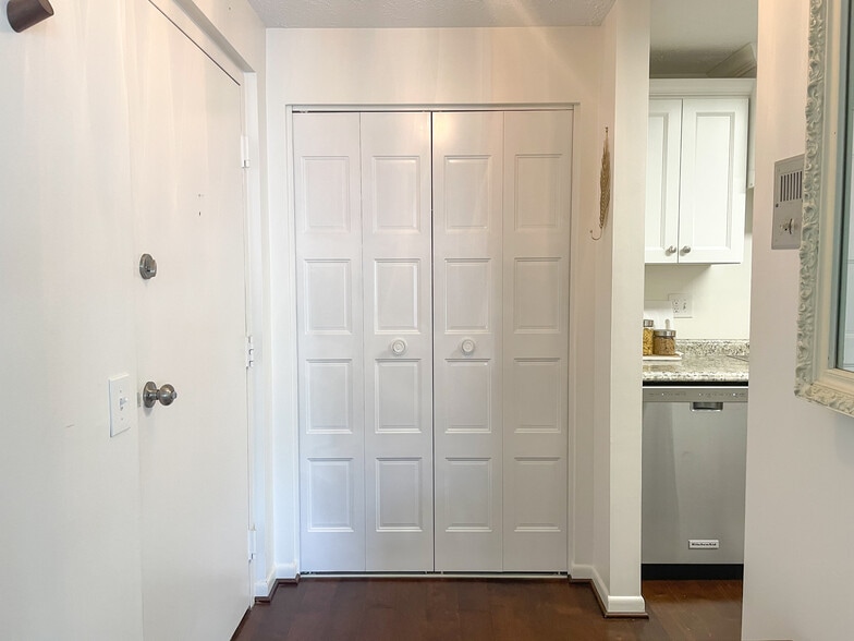 Entryway with closet. - 29 Great Wood Ct