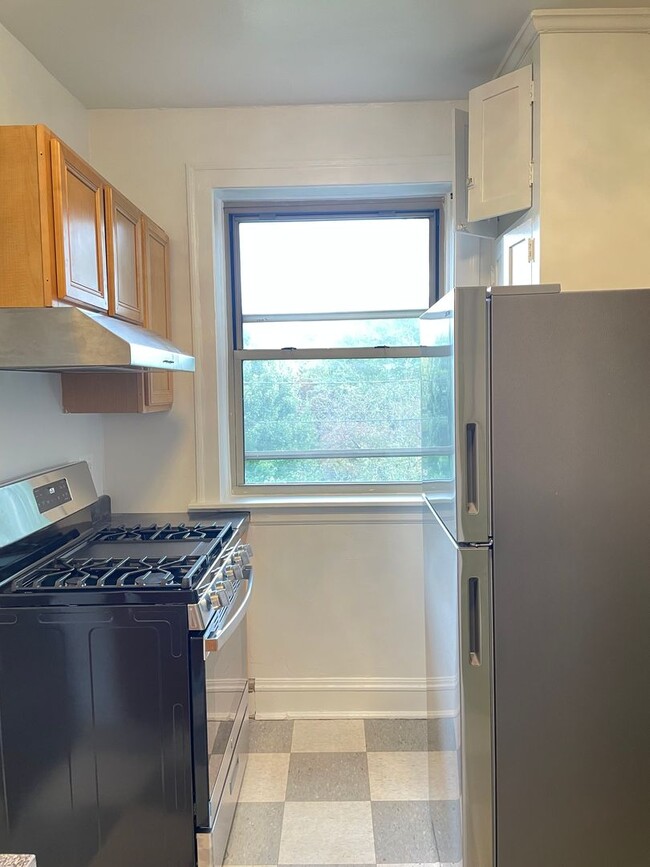 Building Photo - Large One Bedroom in Andersonville
