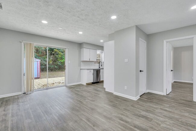 Building Photo - High End Finishes in a Quiet Residential N...