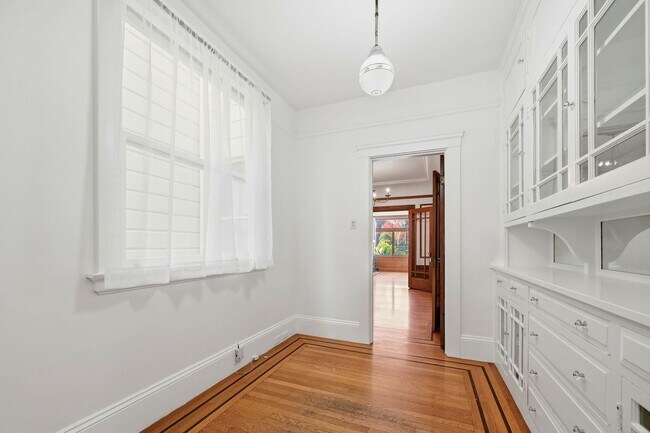 Building Photo - Light Filled Condo in Noe Valley+ Parking Included+ Laundry In unit - Please Contact for Showing ...
