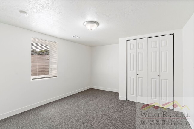 Building Photo - 4 Bedroom 2 Bath Duplex Home in Washington...