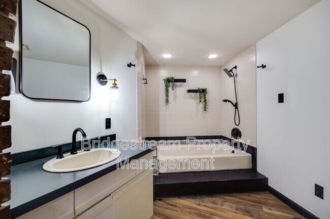 Building Photo - 1382 Hickoryview Ct