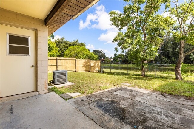 Building Photo - 6921 Longmeade Ln