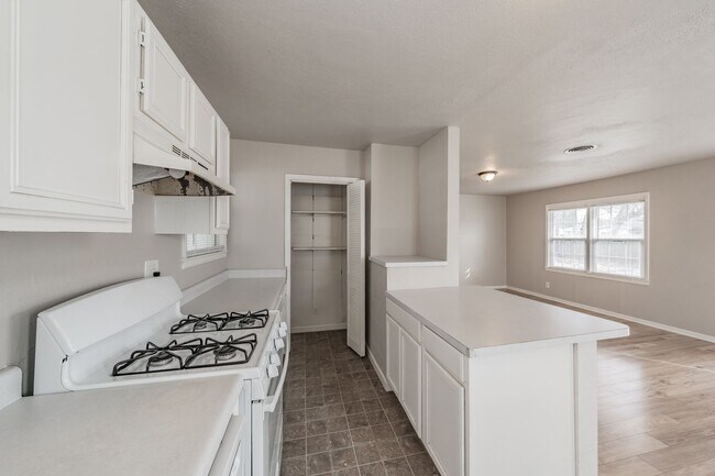 Building Photo - 3 Bedroom, 1.5 Bathroom in West Worth Village