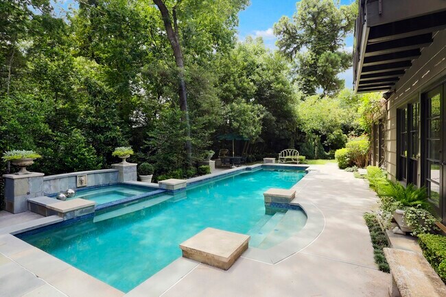 Building Photo - 9 Pine Forest Cir