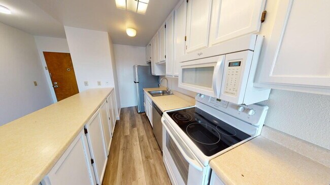 Building Photo - Charming 2BD/1BA Apartment in Prime Neighborhood with Parking