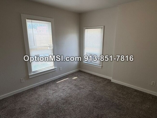 Building Photo - Freshly updated half-duplex