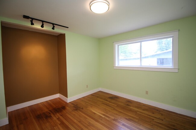 Building Photo - 732 Woodmere Dr