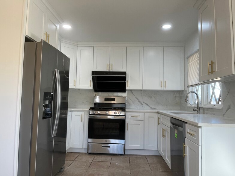 Building Photo - 65 Peacock Ln